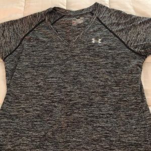Women’s Under Armour semi fitted shirt.